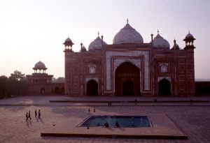 Mosque 300.jpg (10566 bytes)