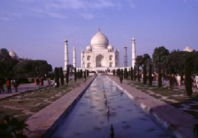 Taj Distance 300.jpg (11569 bytes)